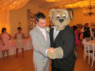 Illustration for article titled NBA Mascot Attends Wedding, Is Life Of The Party